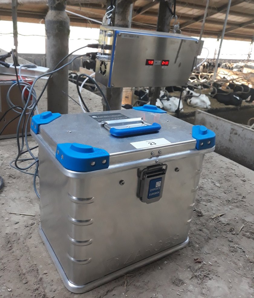 De sniffer staat vaak boven de melkrobot. Deze analyzer is verbonden aan de robot. Het apparaat zuigt de lucht op. Als er een koe staat meet hij de concentraties uit de adem van de koe, als de robot leeg is, dan meet hij de stallucht. 